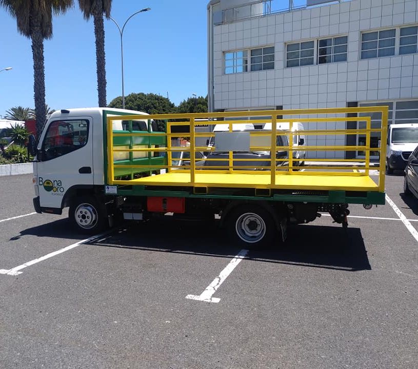 Carrocerías Industriales Aurelio camión blanco con amarillo estacionado